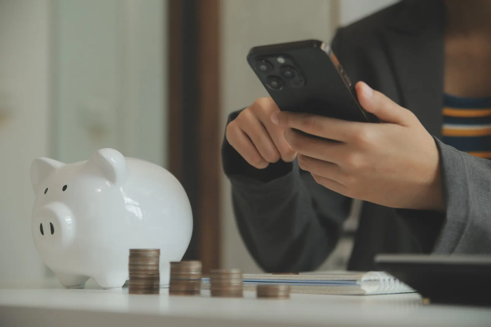 Geld besparen op een Spotify account door te delen via SameSubs, afgebeeld met een spaarpot en smartphone.