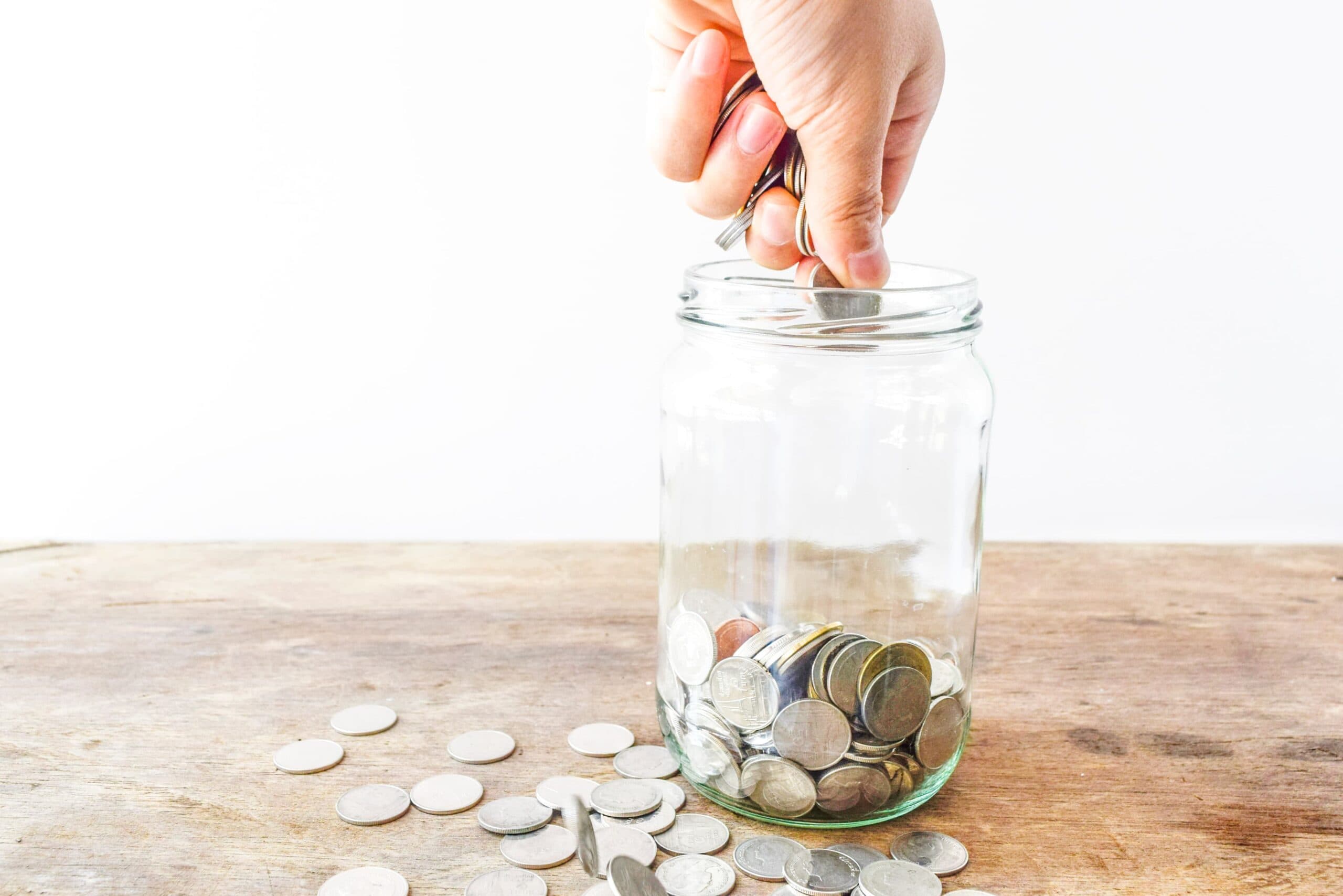 Geld besparen op Videoland door kosten te delen, weergegeven met een spaarpot