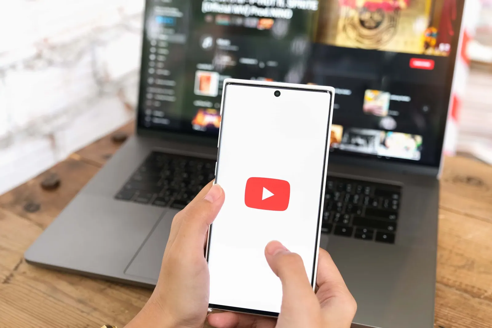 YouTube zonder reclame in 2026: bespaar tot €100 per jaar